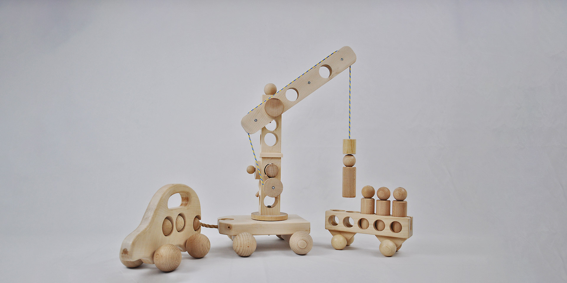Der Mühlenspiele „Kugelzug“ ist ein anregendes Holz-Spielzeug für Kinder ab dem 1. Lebensjahr - Kugeln, Fahrgäste und das Auto sind unsichtbar magnetisch und eröffnen eine Vielzahl von Spielmöglichkeiten